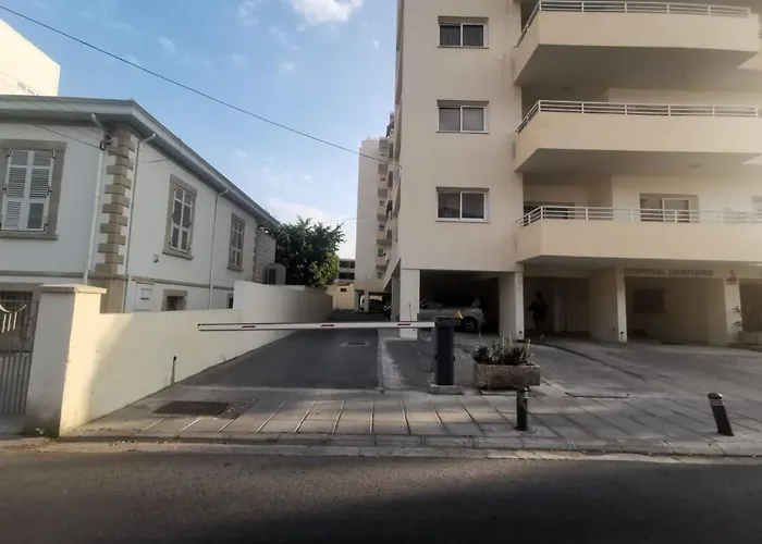 Sunny 2 Bedroom Center *