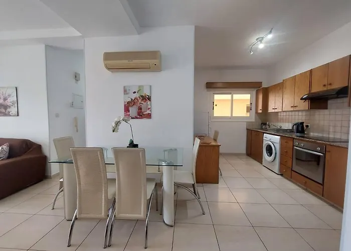 Sunny 2 Bedroom Center